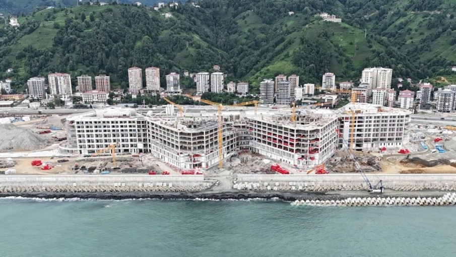 Mertoğlu: Rize Şehir Hastanesi İçin Müteahhidi Sıkıştırıyoruz